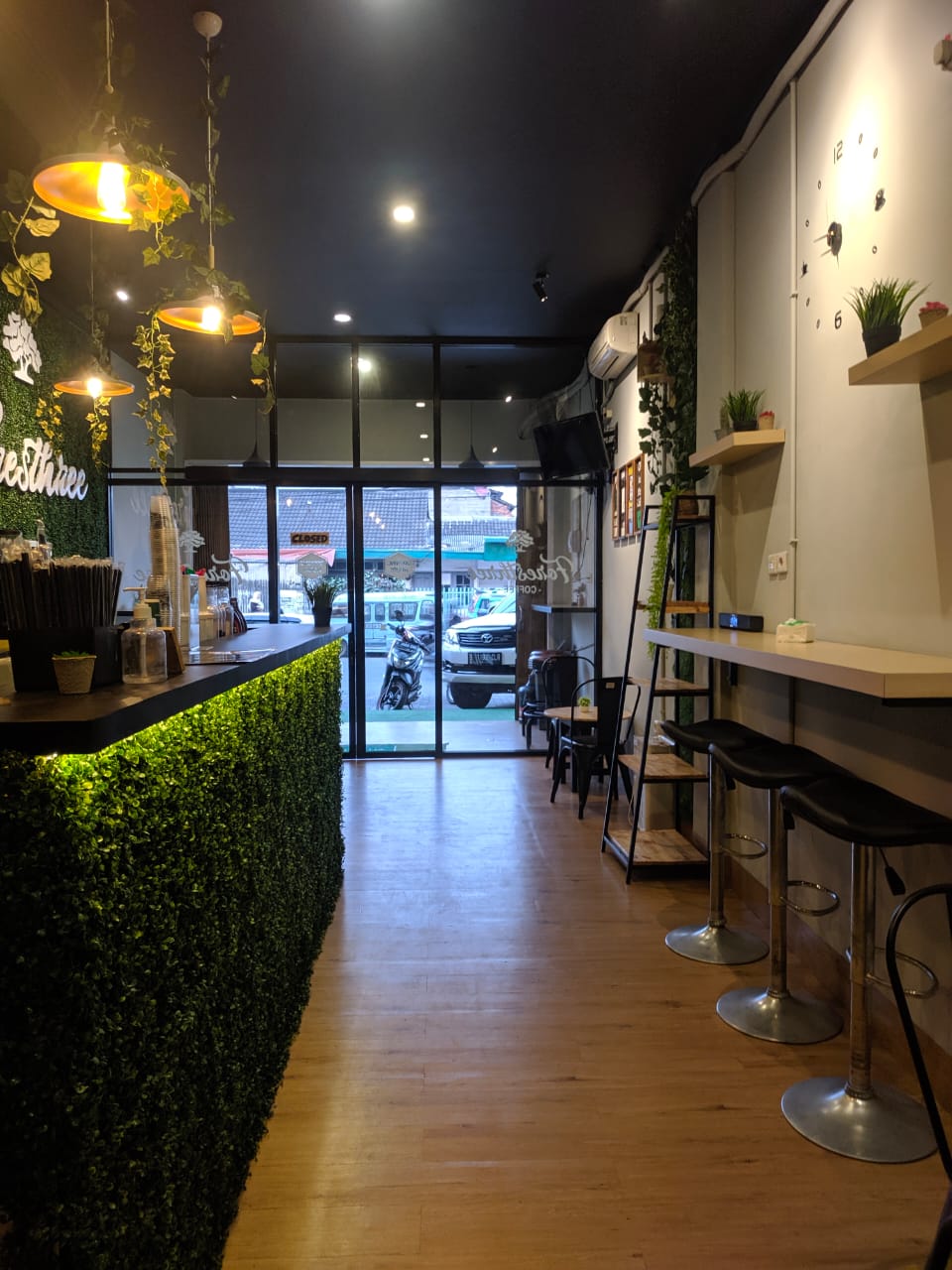 Tempat makan dan minum Foresthree di Jalan Beringin Raya, Kecamatan Karawaci, Kota Tangerang.