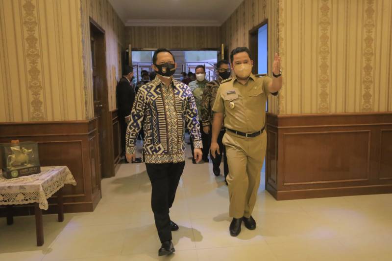 Menteri Dalam Negeri Tito Karnavian saat berjalan bersama Wali Kota Tangerang Arief R Wismansyah di Pusat Pemerintah Kota Tangerang, Selasa 27 Juli 2021.