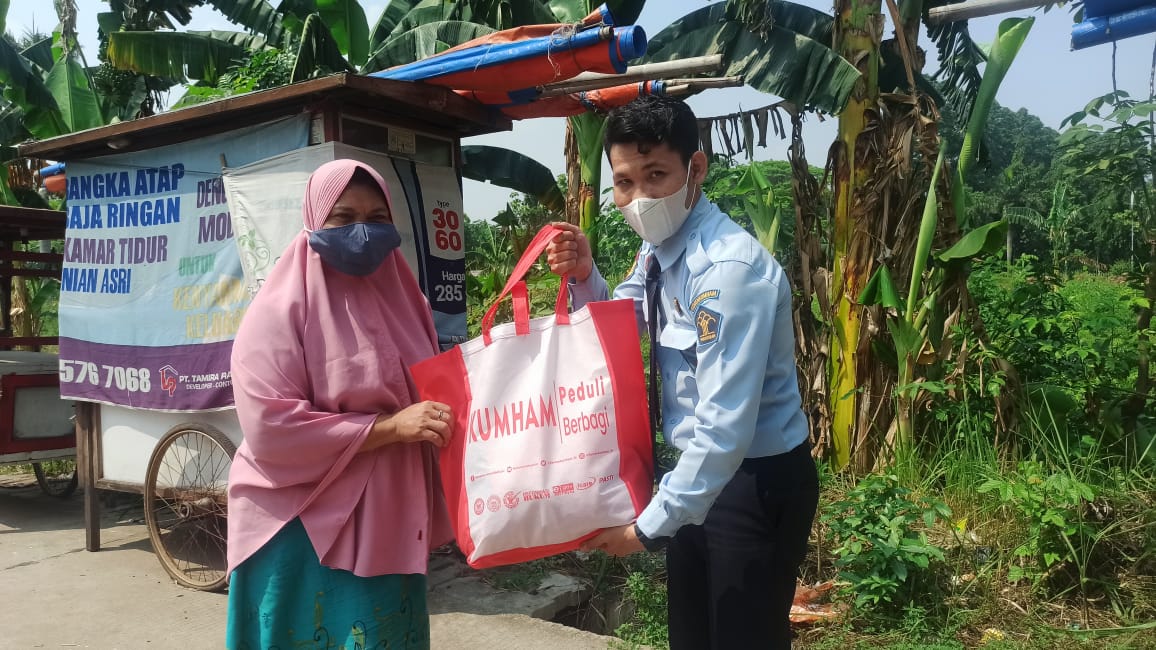 Lembaga Pembinaan Khusus Anak (LPKA) Kelas I Tangerang menyalurkan 89 paket bantuan sosial (bansos) untuk masyarakat terdampak COVID-19 dalam Bakti Kemenkumham, Kamis 29 Juli 2021.