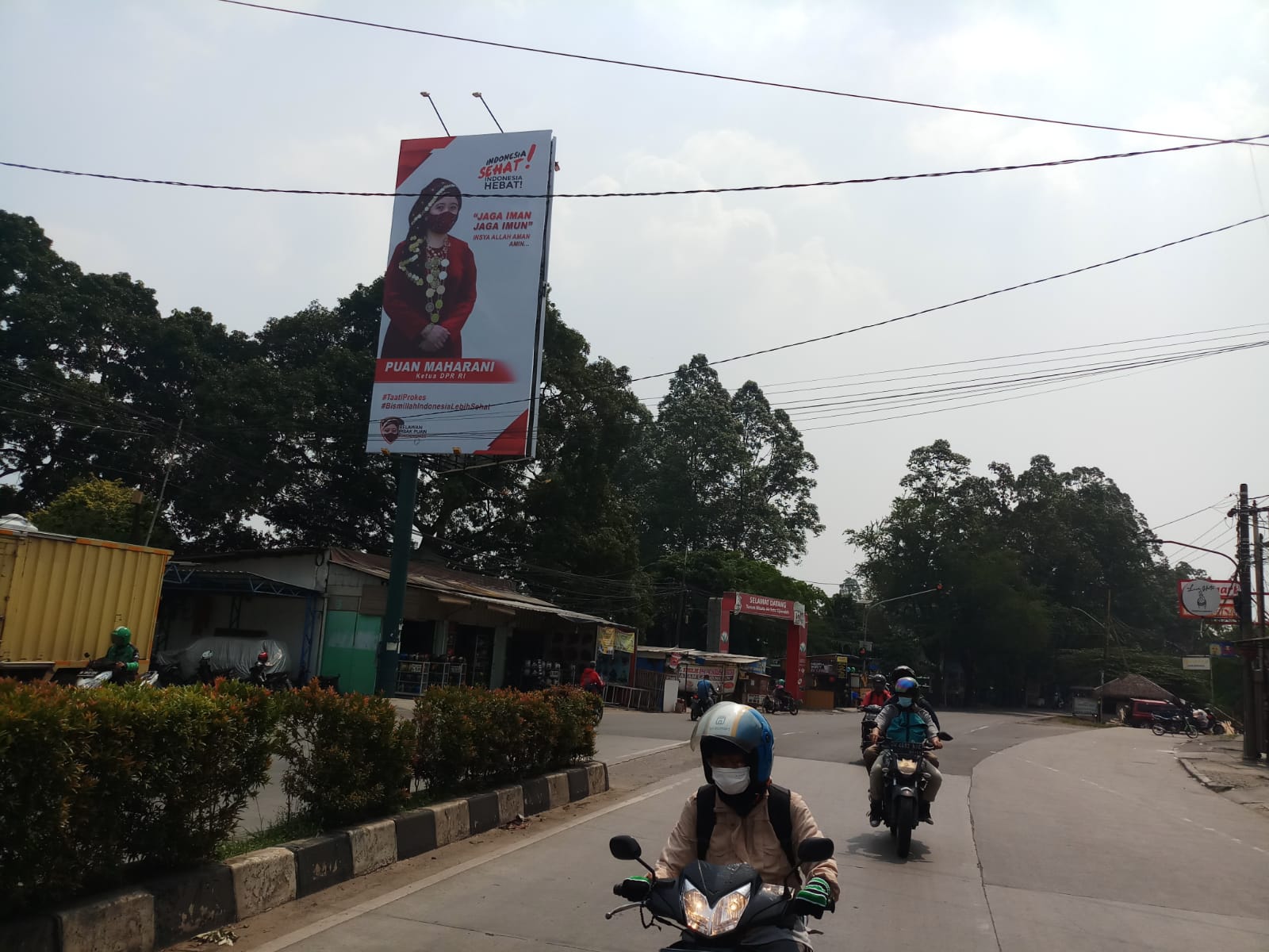 Baliho Ketua DPR RI Puan Maharani terlihat bertebaran di sejumlah titik Kota Tangerang seperti di Jalan KH Hasyim Ashari, Cipondoh, Kota Tangerang Gatot Wibowo, Kamis 29 Juli 2021.
