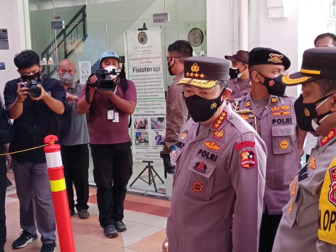 Kepala Kepolisian Negara Republik Indonesia Jenderal Listyo Sigit Prabowo berkunjung ke Pasar Modern BSD di Jalan Letnan Sutopo, Rawa Mekar Jaya, Serpong, Tangerang Selatan, Kamis, 29 Juli 2021.