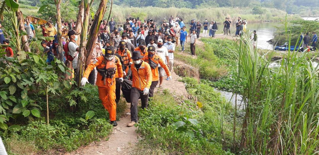 Petugas tim SAR gabungan saat mengevakuasi jasad korban yang tenggelam di danau eks galian pasir, Cikupa, Kabupaten Tangerang, Jumat 30 Juli 2021 sekitar pukul 15.55 Wib.