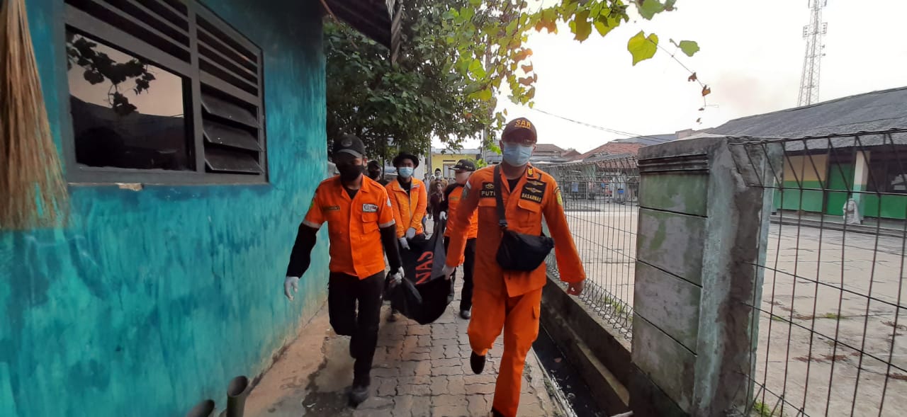 	Petugas tim SAR gabungan saat mengevakuasi jasad korban yang tenggelam di danau eks galian pasir, Cikupa, Kabupaten Tangerang, Jumat 30 Juli 2021 sekitar pukul 15.55 Wib.
