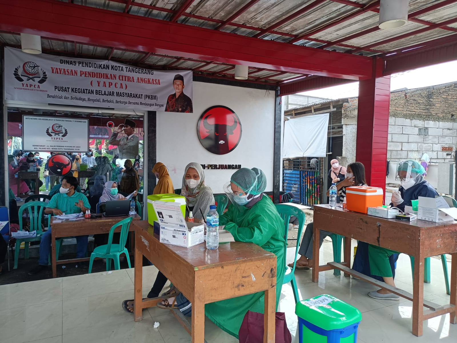 Kegiatan vaksinasi guna mencegah penyebaran COVID-19.