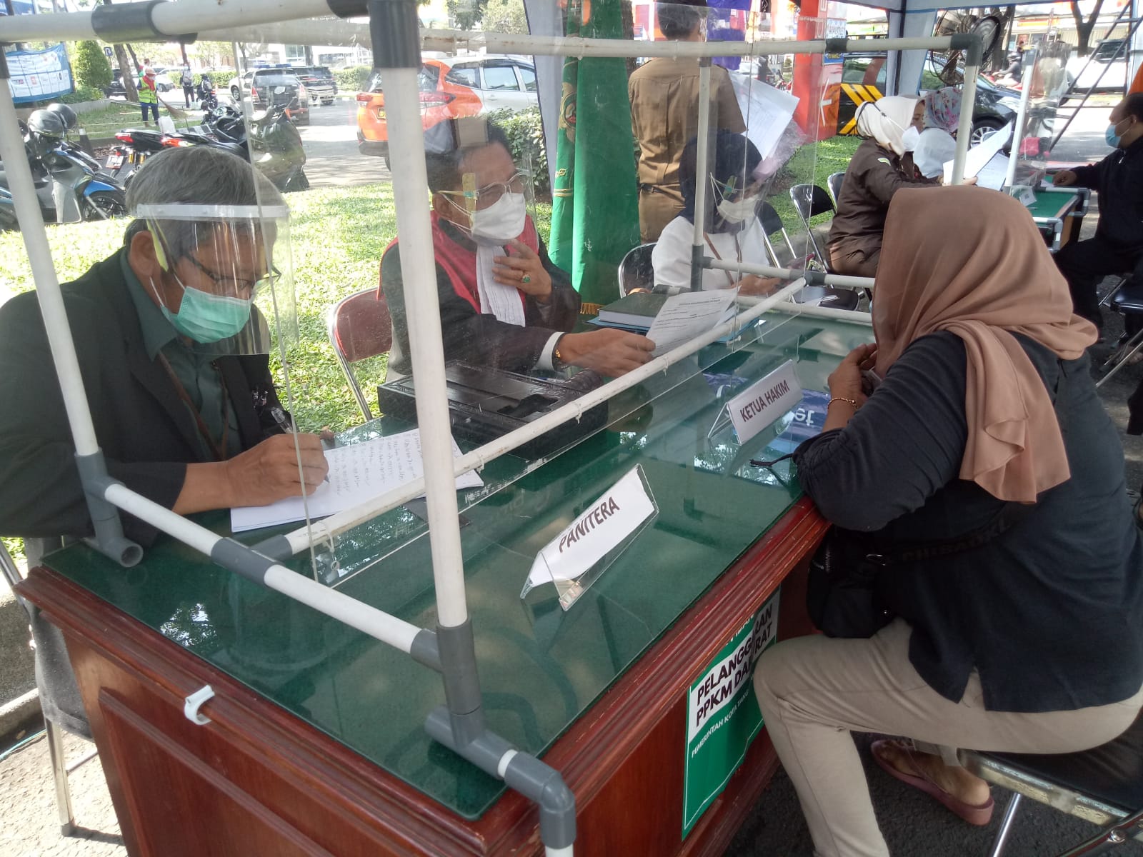 Satpol PP Kota Tangerang Selatan kembali menggelar sidang tindak pidana ringan (tipiring) bagi para pelanggar aturan pemberlakuan pembatasan kegiatan masyarakat (PPKM) level 4 di kawasan Bintaro, Pondok Aren, Tangerang Selatan, Senin, 2 Agustus 2021.