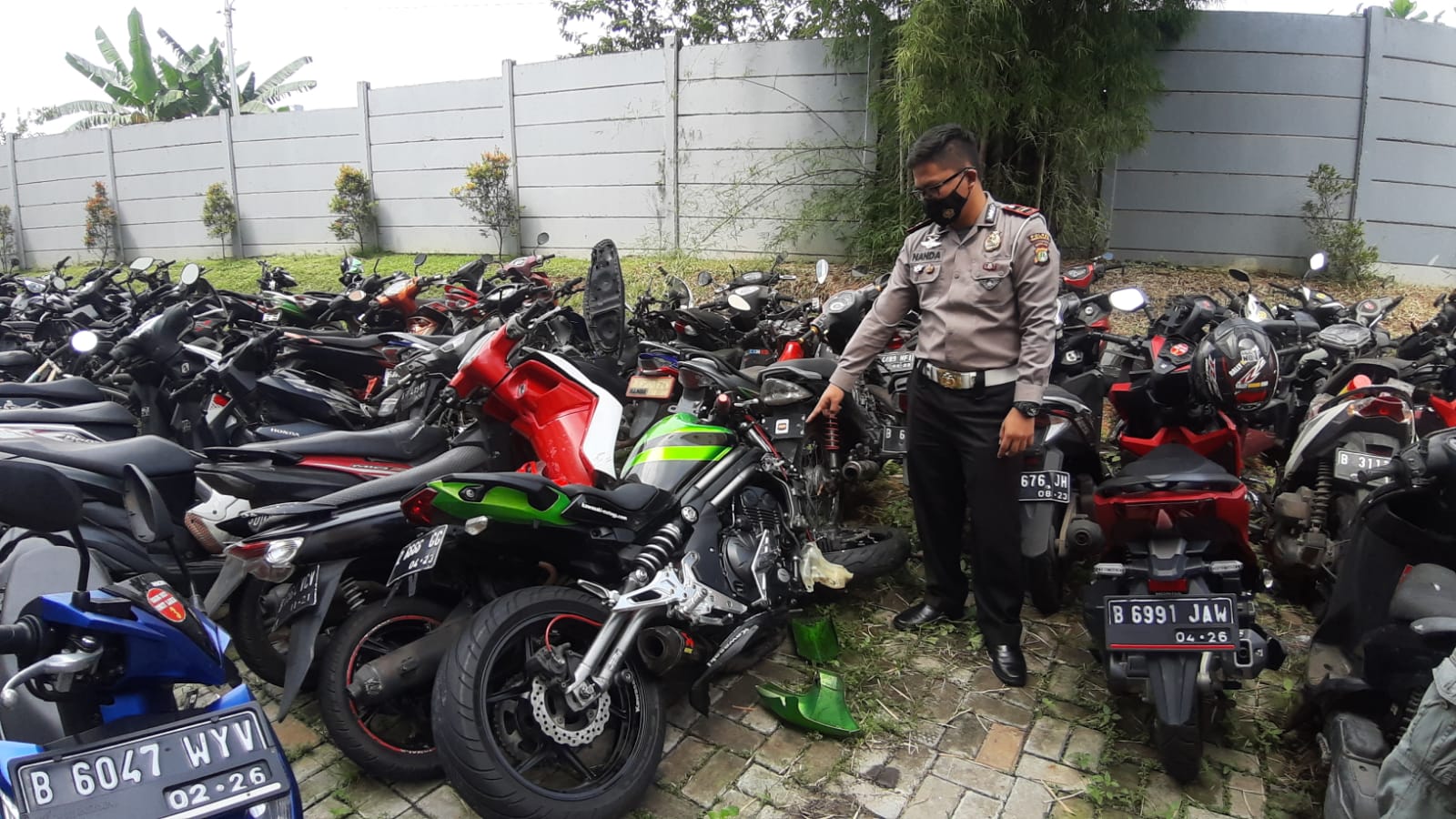 Satu unit Sepeda Motor Kawasaki ER-6N milik AS, 17 saat berada di Mapolres Tangsel, Senin, 2 Agustus 2021.