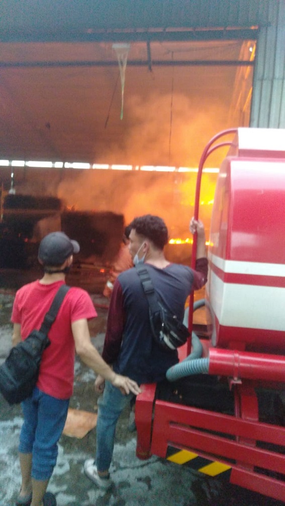 Kebakaran hebat melanda area pergudangan PT SGS yang terletak di wilayah Desa Tobat, Balaraja, Kabupaten Tangerang, Rabu, 4 Agustus 2021.