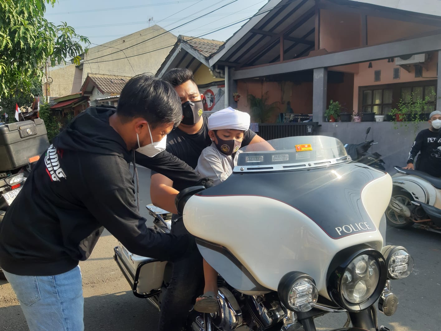 Salah satu perwakilan Komunitas Moge saat memberikan santunan Anak Yatim Piatu yang berlokasi Jalan Pinus Raya, Pamulang Barat, Tangsel pada Jumat, 6 Agustus 2021.