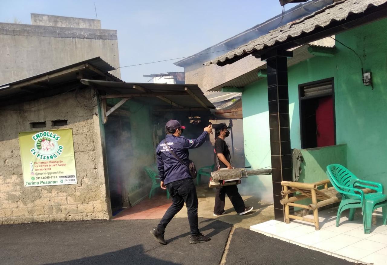 Sejumlah pemuda yang tergabung dalam Karang Taruna Bangkit Bersama melakukan fogging atau penyemprotan nyamuk yang berlokasi di RW 03 Kelurahan Setu, Kecamatan Setu, Tangerang Selatan, Minggu 8 Agustus 2021.