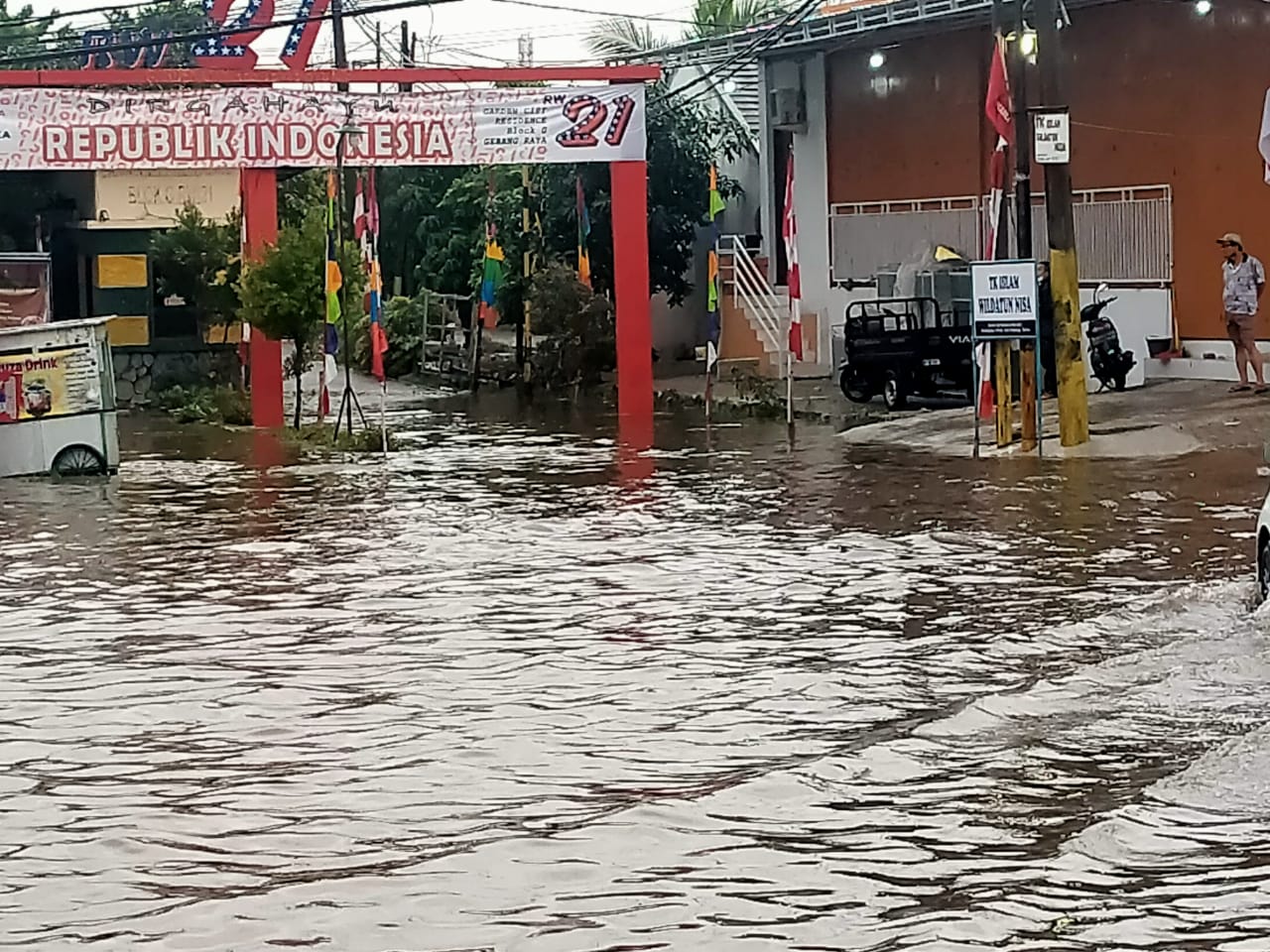 	Tampak banjir merendam akses Jalan Regency, Perumahan Total Persada, Kecamatan Periuk, Kota Tangerang.