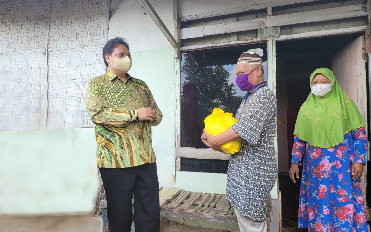 Menteri Koordinator Bidang Perekonomian Airlangga Hartarto mengunjungi salah satu desa serta memberikan paket sembako, Jumat 13 Agustus 2021