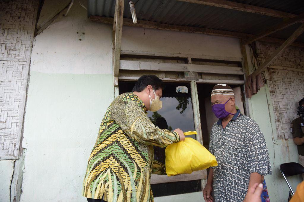 	Menteri Koordinator Bidang Perekonomian Airlangga Hartarto mengunjungi salah satu desa serta memberikan paket sembako, Jumat 13 Agustus 2021