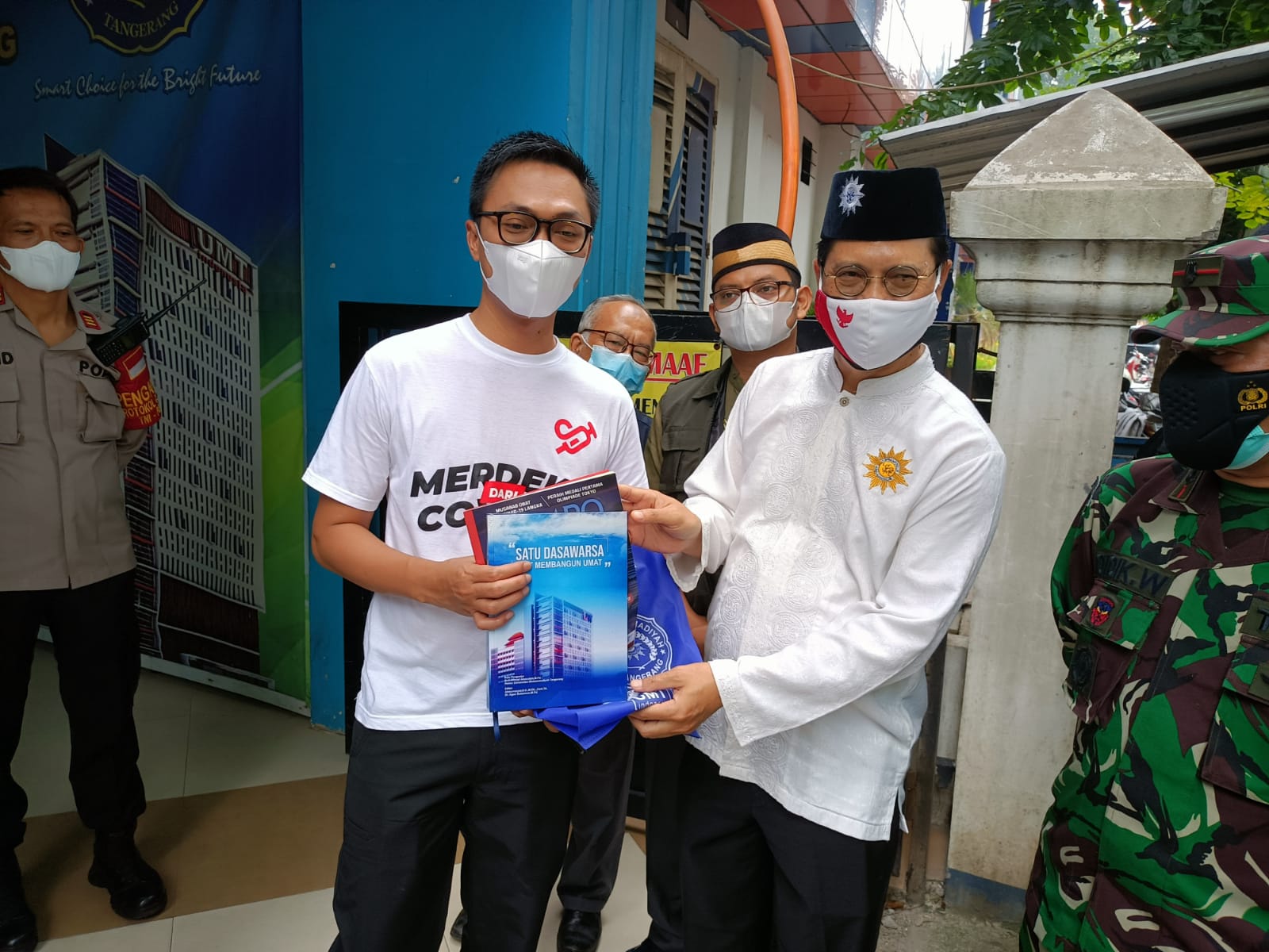 Kalangan pelajar di lingkungan Universitas Muhammadiyah Tangerang (UMT) setelah mengikuti vaksinasi COVID-19 di kampus pusat, Cikokol, Kota Tangerang, bersama Staf Khusus Presiden Aminuddin Ma'ruf. Jumat 13 Agustus 2021.