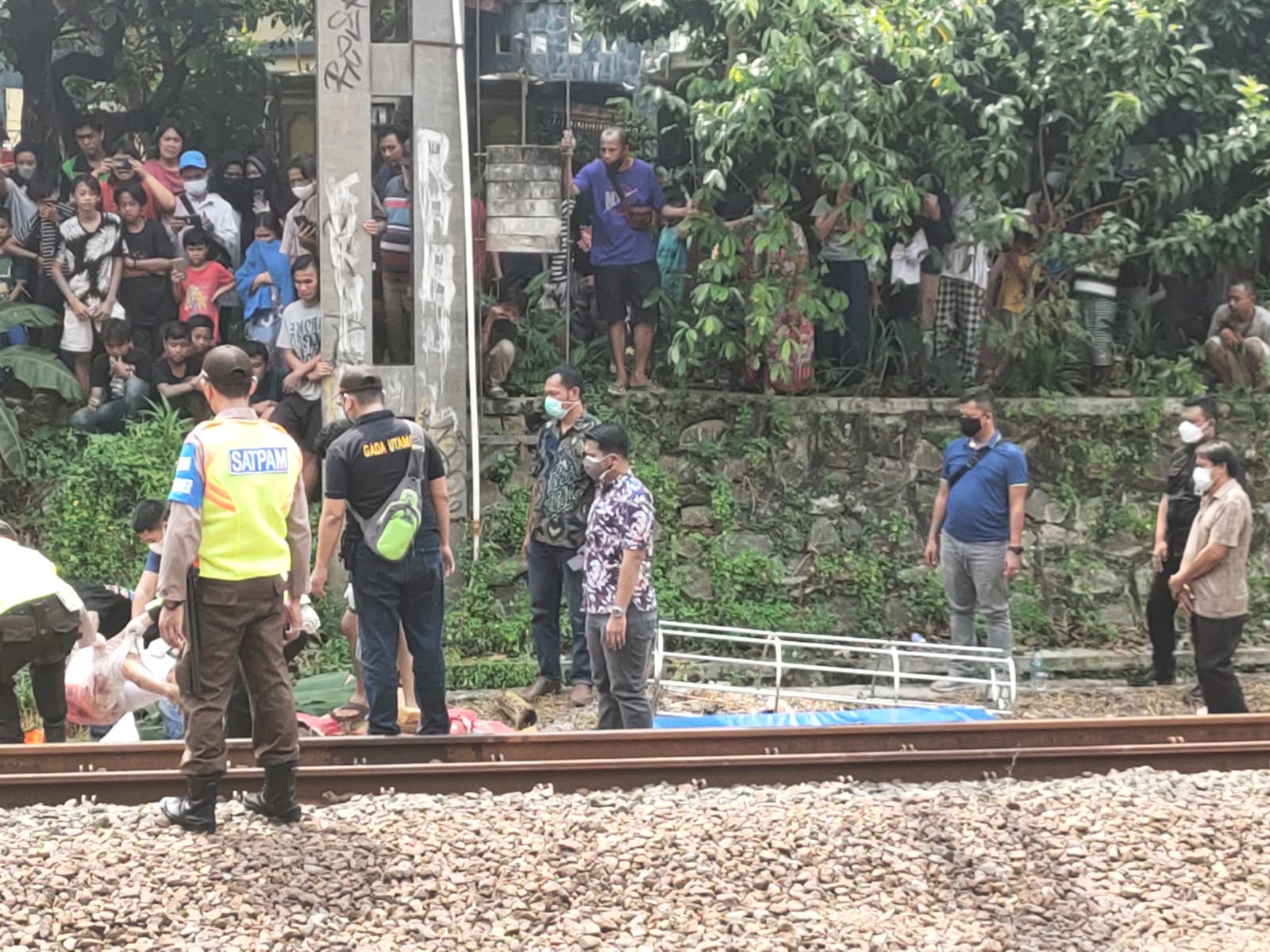 Sesosok mayat perempuan di perlintasan rel kereta api dengan kondisi tidak bernyawa saat dievakuasi oleh petugas kepolisian, Sabtu, 14 Agustus 2021.