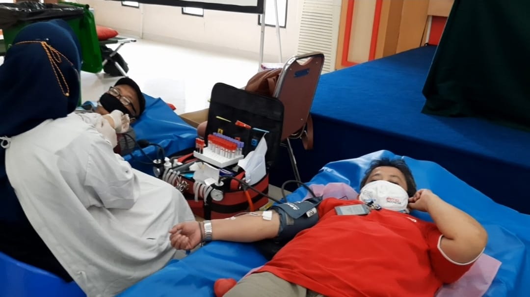 Kegiatan donor darah dan plasma konvalesen di Gedung Teknologi 2 Badan Pengkajian Dan Penerapan Teknologi (BPPT), Kawasan Puspiptek, Setu, Tangerang Selatan, Senin, 16 Agustus 2021.