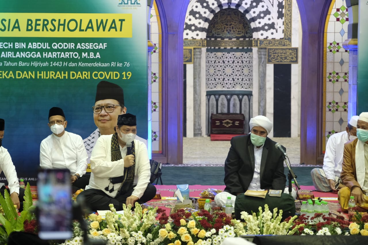Menteri Koordinator Bidang Perekonomian Airlangga Hartarto bersama pimpinan Majelis Ahbabul Musthafa, Habib Syech Bin Abdul Qodir Assegaf.
