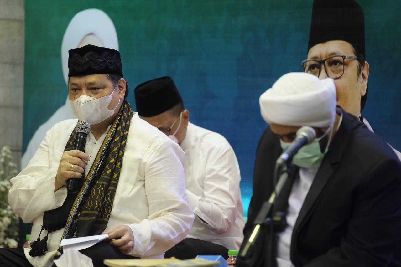 Menteri Koordinator Bidang Perekonomian Airlangga Hartarto bersama pimpinan Majelis Ahbabul Musthafa, Habib Syech Bin Abdul Qodir Assegaf.