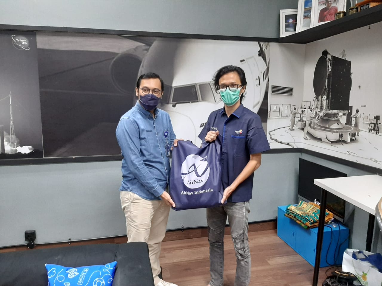 AirNav Indonesia saat menyerahkan satu buah paket sembako sebagai simbol, Senin 16 Agustus 2021.