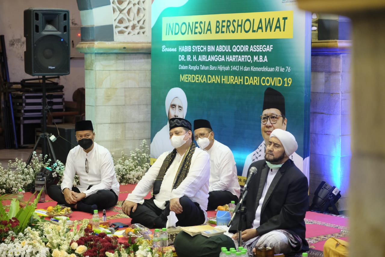 	Menteri Koordinator Bidang Perekonomian Airlangga Hartarto bersama pimpinan Majelis Ahbabul Musthafa, Habib Syech Bin Abdul Qodir Assegaf.