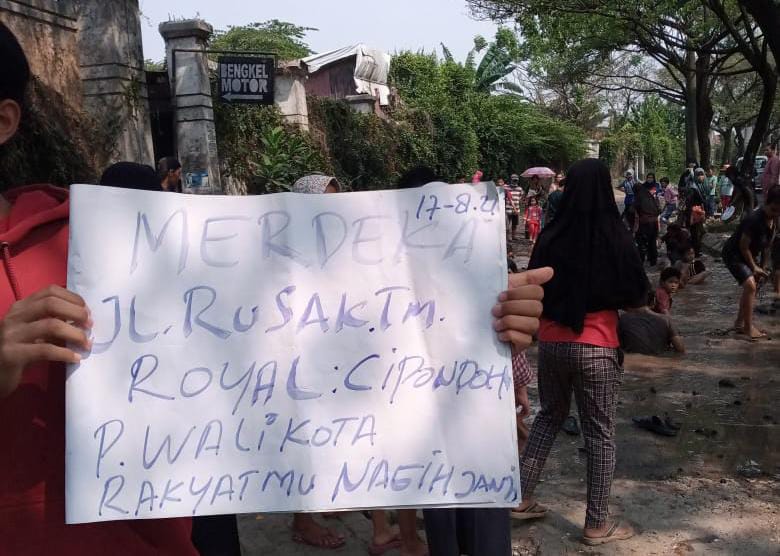 Masyarakat di Perumahan Taman Royal menagih janji Wali Kota Tangerang Arief R Wismansyah terkait perbaikan jalan rusak berkubang di Perumahan Taman Royal, Cipondoh, Kota Tangerang.
