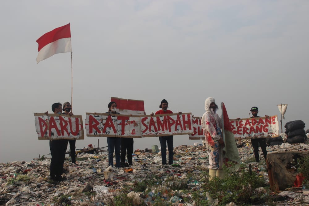 Para aktivis lingkungan dari Komunitas Saba Alam Indonesia Hijau menggelar upacara kemerdekaan dilakukan di gundukan sampah ilegal di Kedaung Baru, Kecamatan Neglasari, Kota Tangerang, Selasa 17 Agustus 2021.