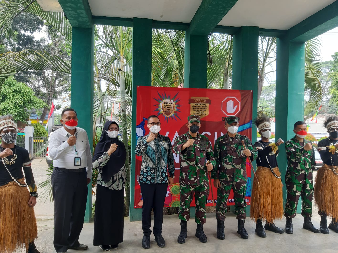TNI Bintara Otonomi Khusus asal Papua yang berdandan lengkap dengan pakaian adat saat berswa foto bersama di Kantor Kecamatan Serpong, Kota Tangerang Selatan,Kamis, 19 Agustus 2021.