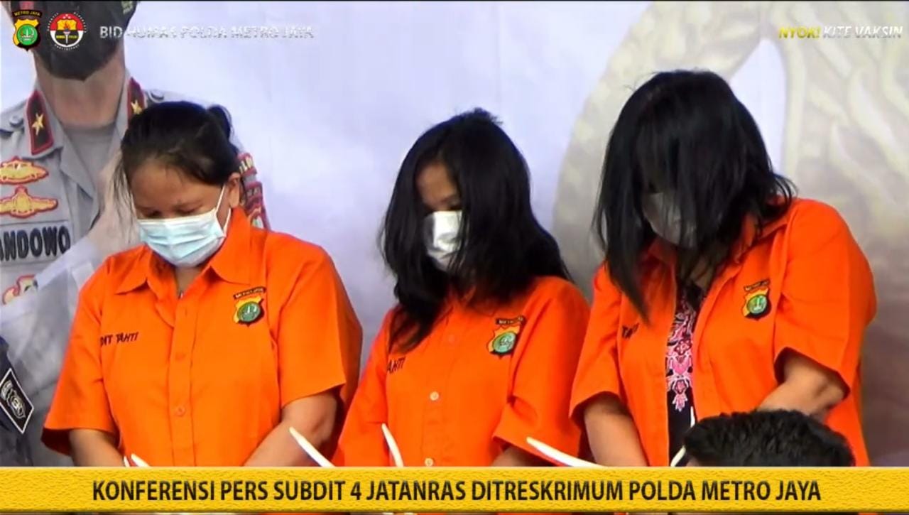 Pelaku copet ibu-ibu rumah tangga saat diamankan Polda Metro Jaya dalam jumpa pers, Kamis, 19 Agustus 2021.