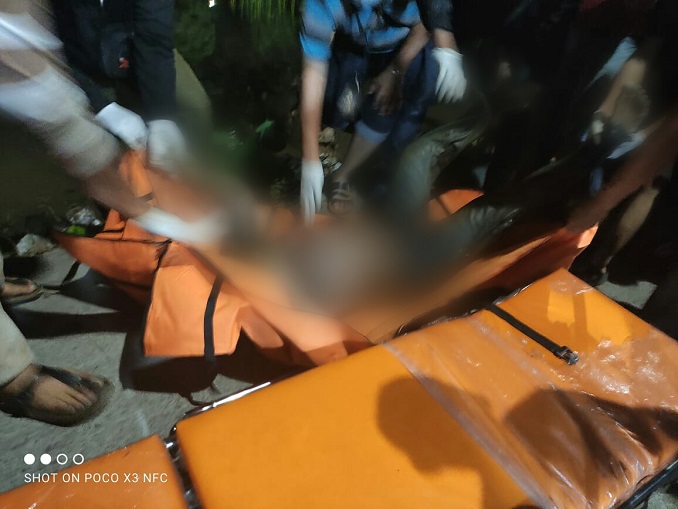 Sesosok mayat pria ditemukan dalam keadaan mengambang di Kali Bayur, Kelurahan Periuk Jaya, Kecamatan Periuk, Kota Tangerang, Kamis 19 Agustus 2021 malam.