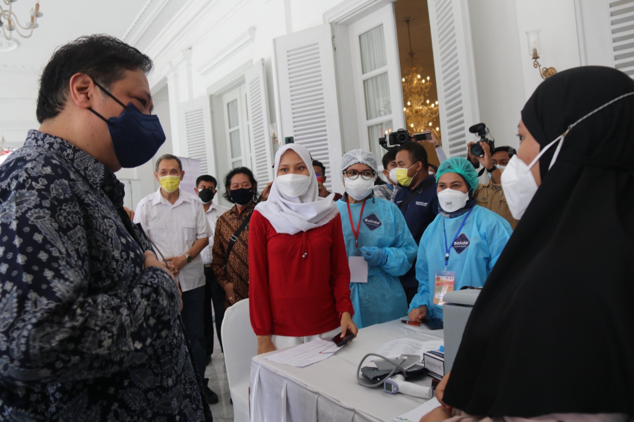 Menteri Koordinator Bidang Perekonomian Airlangga Hartarto serta di dampingi Gubernur DKI Jakarta Anies Baswedan saat meninjau langsung proses vaksinasi di Pendopo Balai Kota DKI Jakarta.