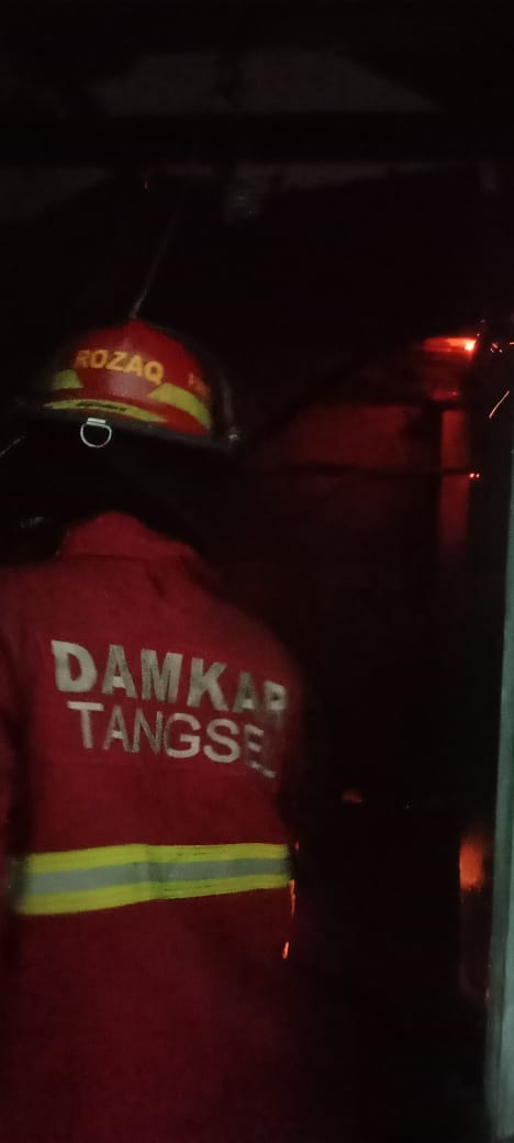 Petugas pemadam kebakaran saat berusaha memadamkan kobaran api di Perumahan Villa Bintaro Regency Blok G5 RT 07 RW 12, Pondok Kacang, Pondok Aren, Tangerang Selatan, pada Kamis, 19 Agustus 2021 malam.