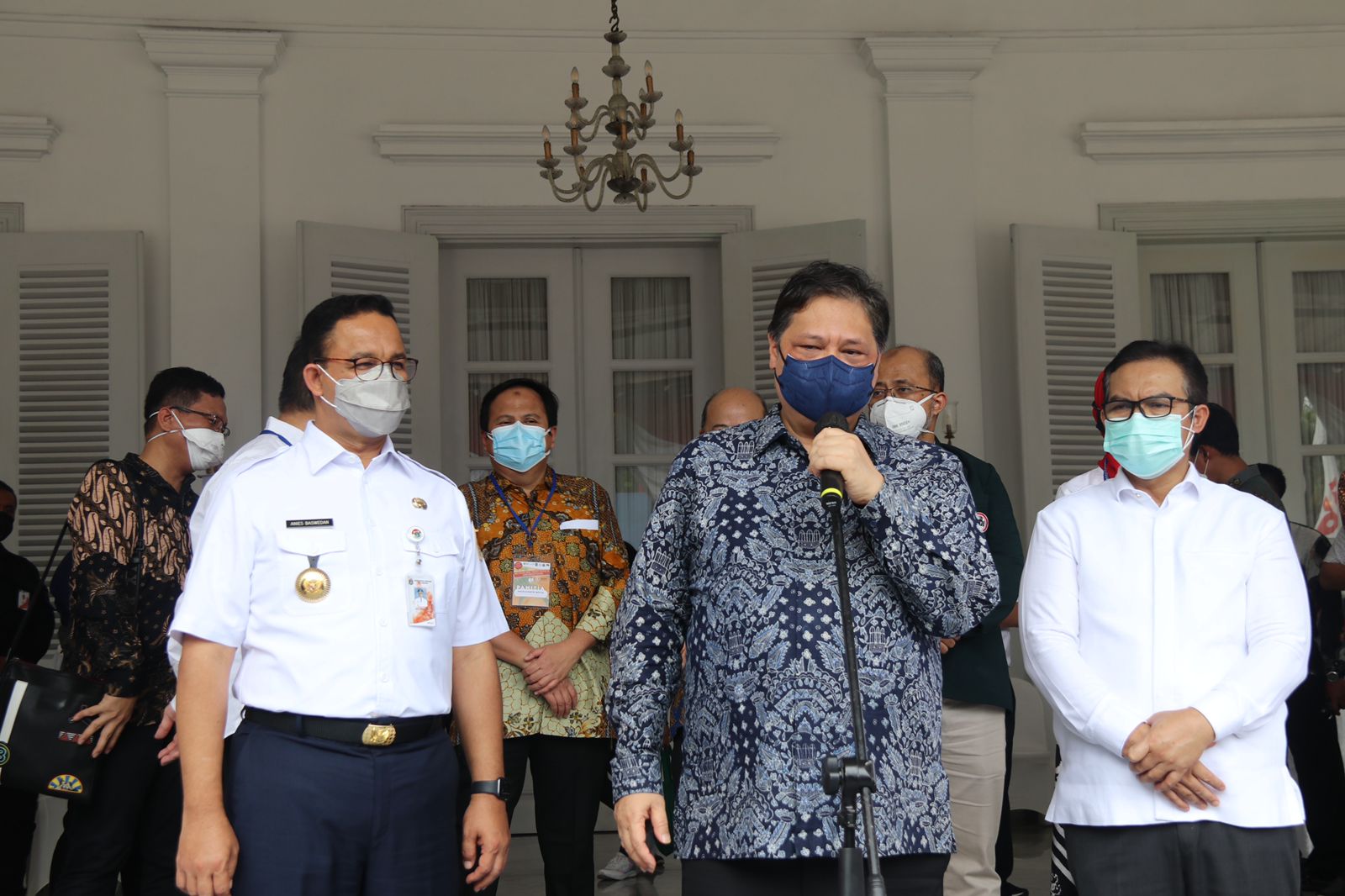 Menteri Koordinator Bidang Perekonomian Airlangga Hartarto serta di dampingi Gubernur DKI Jakarta Anies Baswedan saat meninjau langsung proses vaksinasi di Pendopo Balai Kota DKI Jakarta.