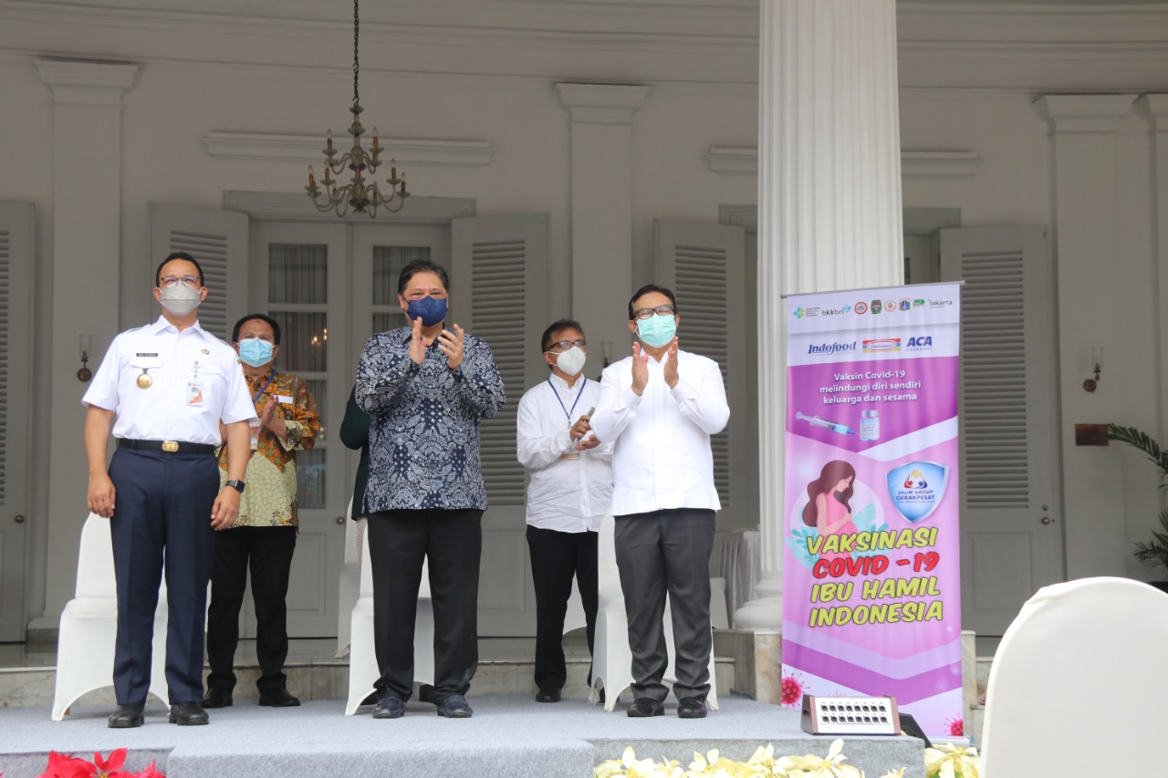 Menteri Koordinator Bidang Perekonomian Airlangga Hartarto serta di dampingi Gubernur DKI Jakarta Anies Baswedan saat meninjau langsung proses vaksinasi di Pendopo Balai Kota DKI Jakarta.