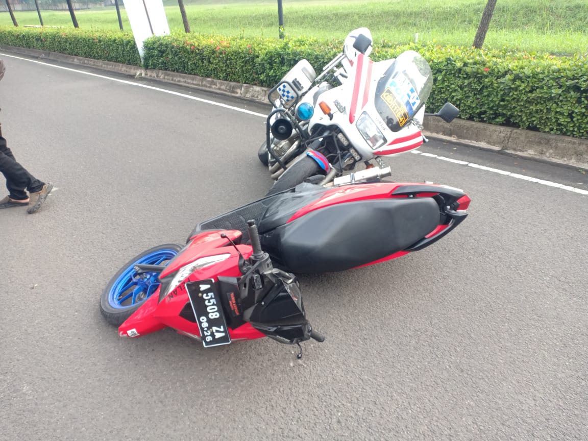 Puluhan motor yang saat melaksanakan kegiatan berkendara Minggu pagi atau Sunday Morning Ride (Sunmori), ditertibkan aparat Kepolisian di kawasan BSD, tepatnya di Jalan BSD Raya Utama, Pagedangan, Kabupaten Tangerang pada Minggu, 22 Agustus 2021.