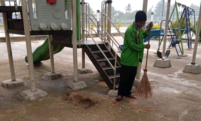 	Personel Bidang Pertamanan saat membersihkan salah satu Taman di Kota Tangerang.