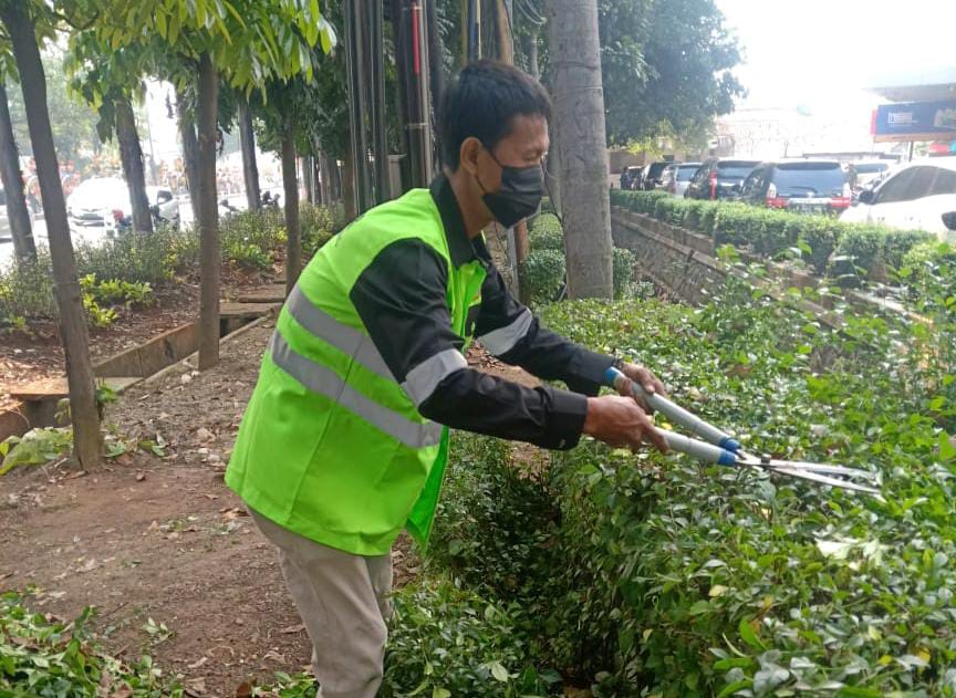 Personel Bidang Pertamanan saat membersihkan salah satu Taman di Kota Tangerang.
