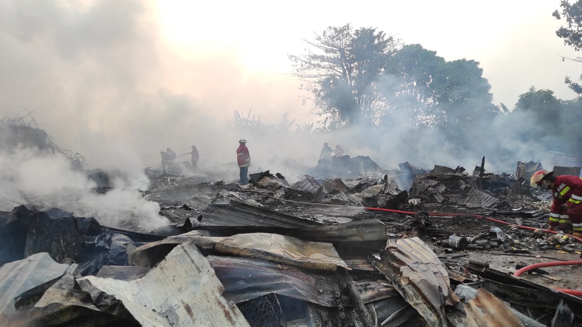 Kobaran api sekitar lapak pemulung di wilayah Jurang Mangu Timur, Pondok Aren, Tangerang Selatan, Rabu, 25 Agustus 2021 dini hari.