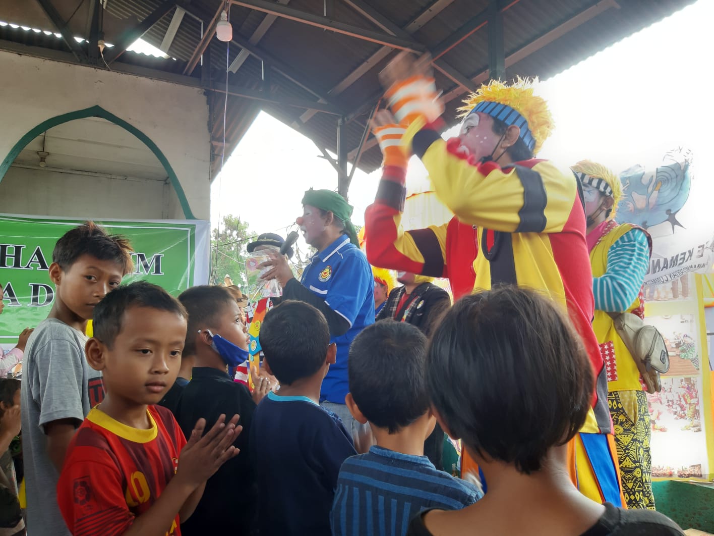 Sejumlah badut yang tergabung dalam komunitas badut Tangerang Raya (Batara) menghibur puluhan anak pemulung yang turut menjadi korban kebakaran lapak di Jalan H Sarmili, Jurang Mangu Timur, Pondok Aren, Tangerang Selatan, Kamis, 26 Agustus 2021.