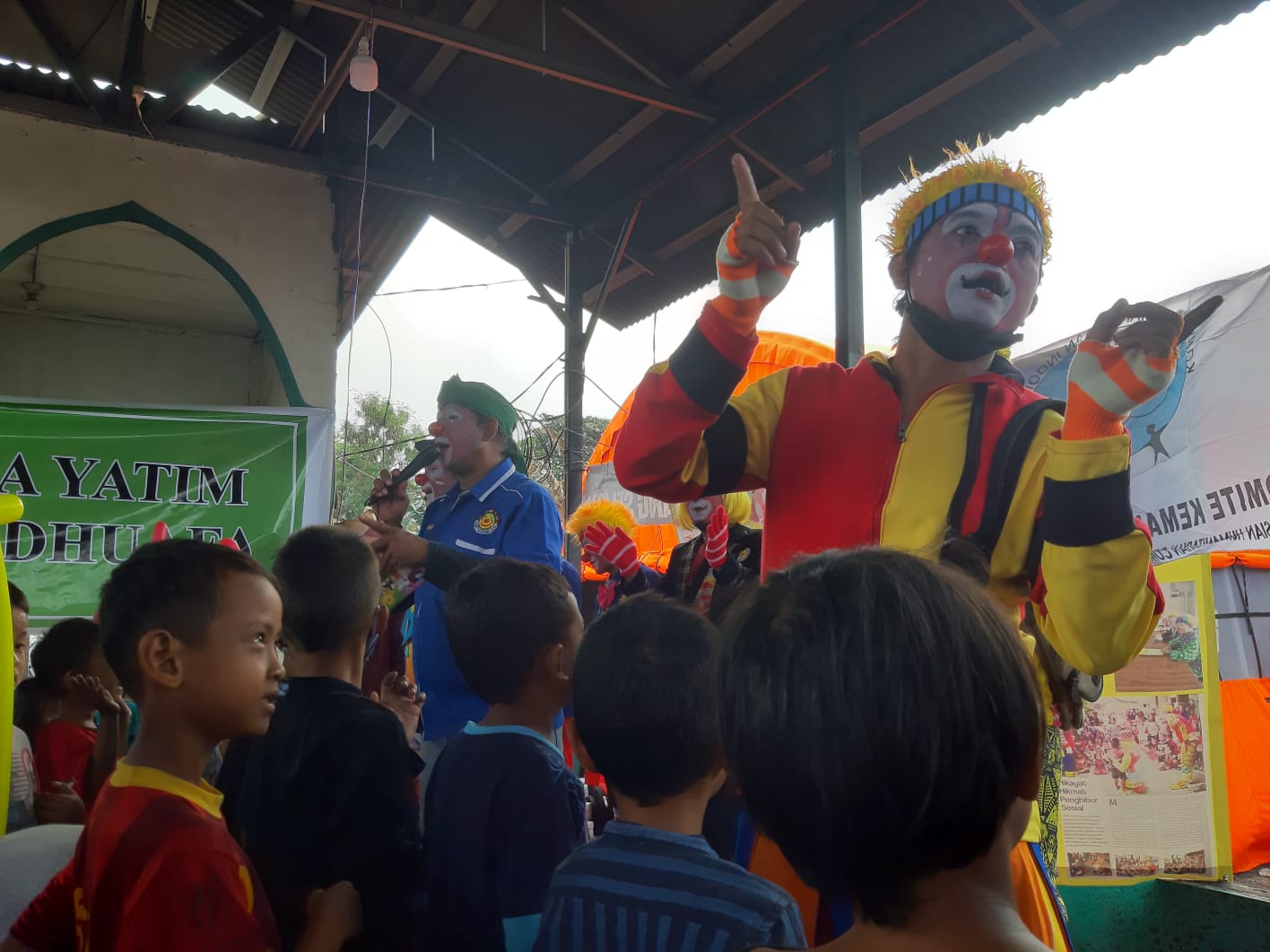 Sejumlah badut yang tergabung dalam komunitas badut Tangerang Raya (Batara) menghibur puluhan anak pemulung yang turut menjadi korban kebakaran lapak di Jalan H Sarmili, Jurang Mangu Timur, Pondok Aren, Tangerang Selatan, Kamis, 26 Agustus 2021.