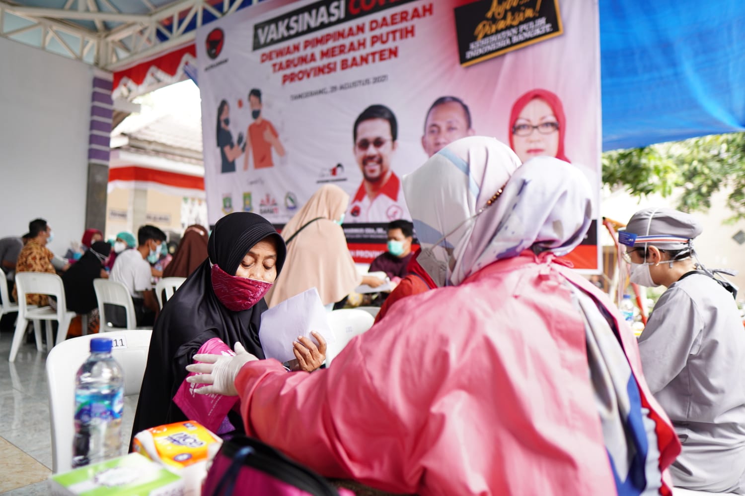 Kegiatan vaksinasi guna mencegah penyebaran COVID-19.