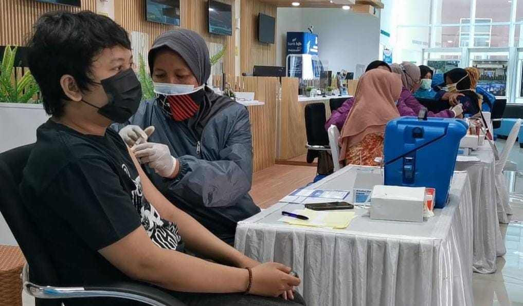 Kegiatan vaksinasi guna mencegah penyebaran COVID-19.