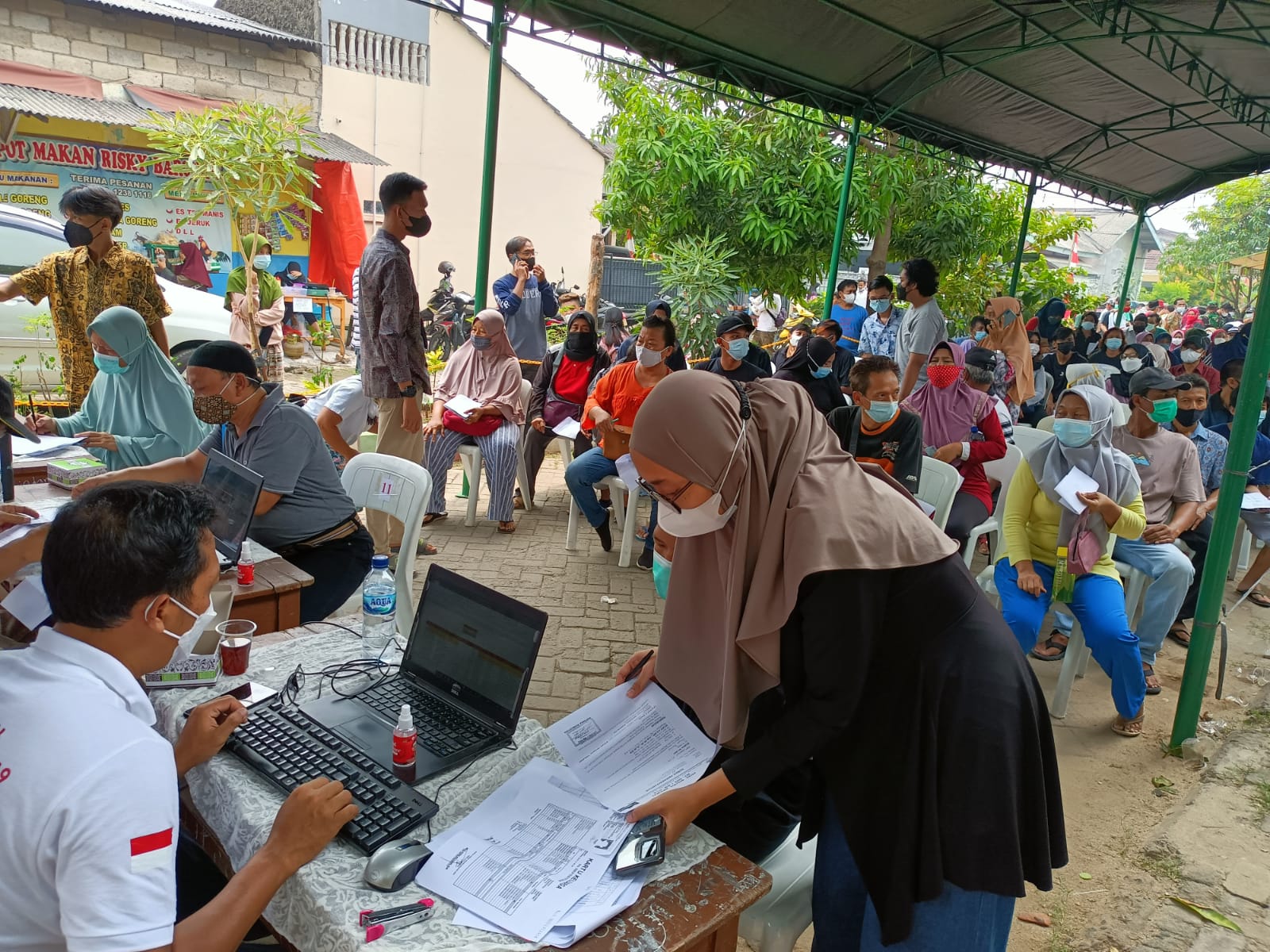 	Kegiatan vaksinasi guna mencegah penyebaran COVID-19.