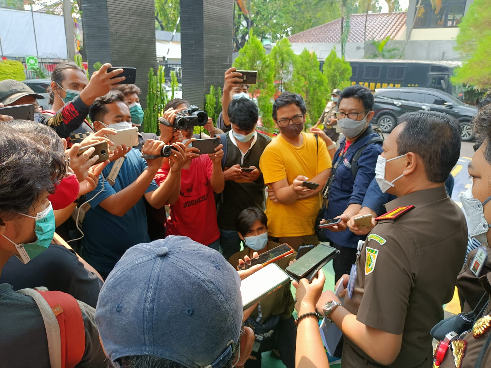 Kepala Kejari Kota Tangerang I Dewa Gede Wirajana saat di wawancarai awak media terkait warga negara (WN) India dari karantina kesehatan di Bandara Soekarno-Hatta.