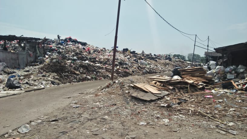 Tempat Pembuangan Akhir Sampah (TPA) liar di sisi Sungai Cisadane, Kecamatan Neglasari, Kota Tangerang, Rabu 1 September 2021.