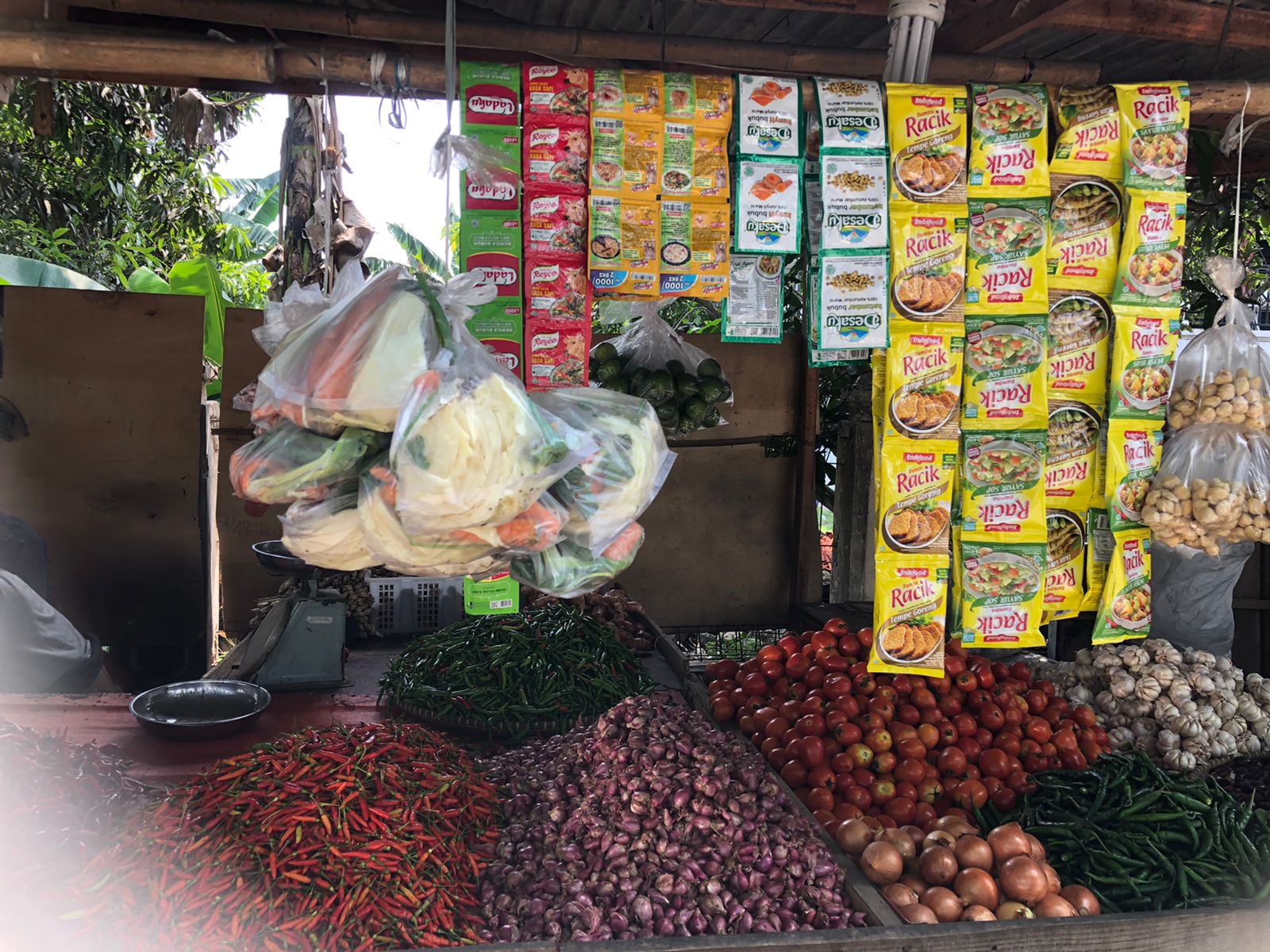 Pedagang saat merapihkan berbagai jenis sayur-sayuran yang berlokasi di Pasar Sentiong, Kecamatan Balaraja, Kabupaten Tangerang, Rabu 1 September 2021.