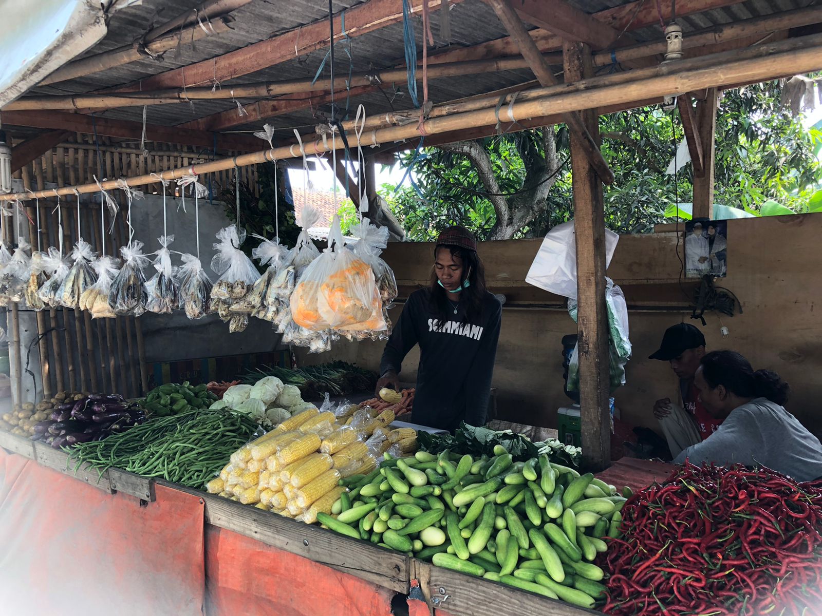 Pedagang saat merapihkan berbagai jenis sayur-sayuran yang berlokasi di Pasar Sentiong, Kecamatan Balaraja, Kabupaten Tangerang, Rabu 1 September 2021.