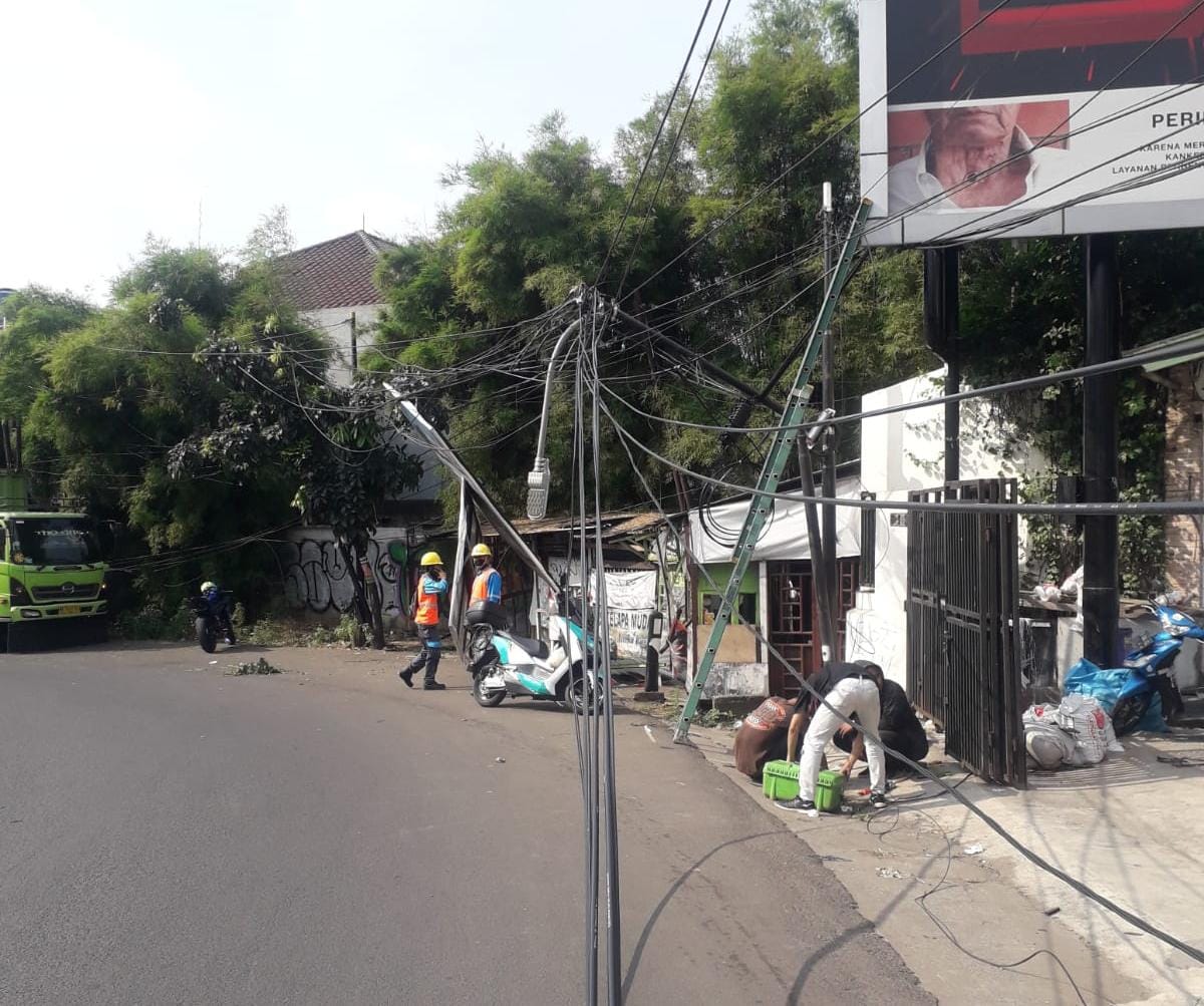 Dua papan reklame yang berlokasi di Jalan Raya Cirendeu, Ciputat Timur, Tangerang Selatan roboh, Rabu, 1 Agustus 2021.