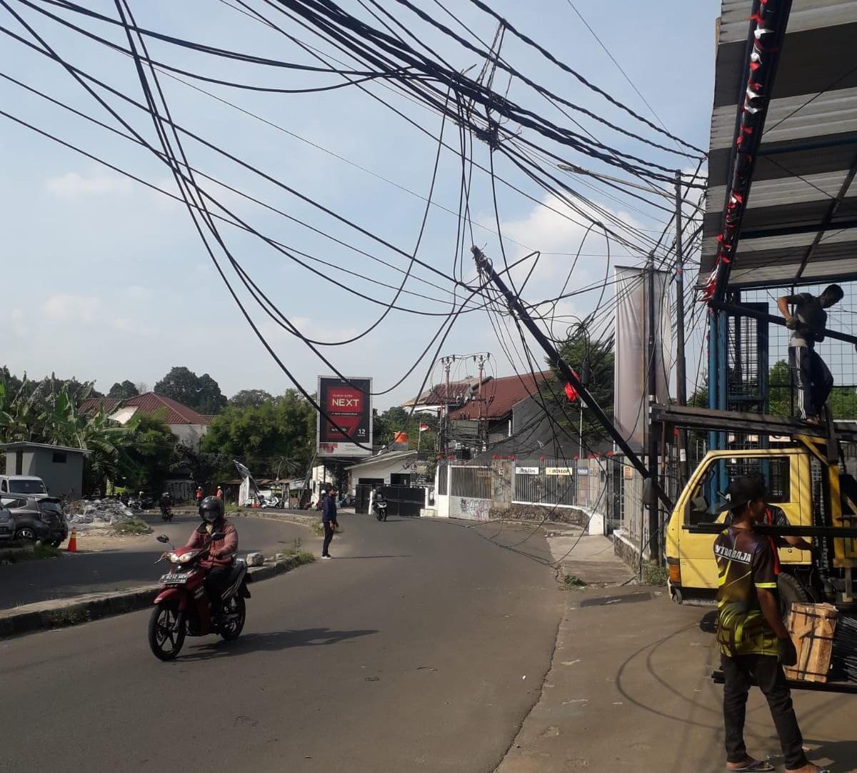 	Dua papan reklame yang berlokasi di Jalan Raya Cirendeu, Ciputat Timur, Tangerang Selatan roboh, Rabu, 1 Agustus 2021.