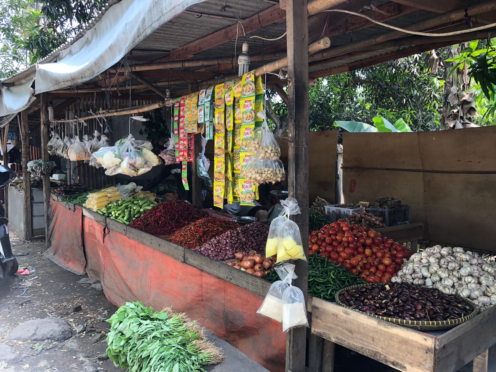 	Pedagang saat merapihkan berbagai jenis sayur-sayuran yang berlokasi di Pasar Sentiong, Kecamatan Balaraja, Kabupaten Tangerang, Rabu 1 September 2021.