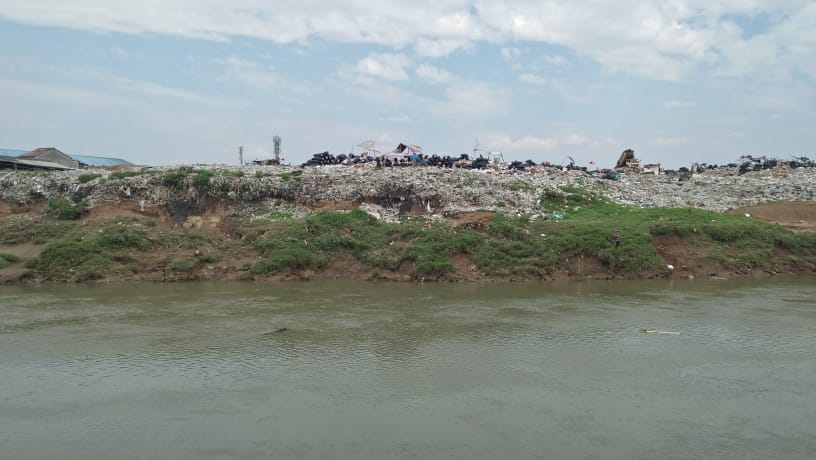 Tempat Pembuangan Akhir Sampah (TPA) liar di sisi Sungai Cisadane, Kecamatan Neglasari, Kota Tangerang, Rabu 1 September 2021.