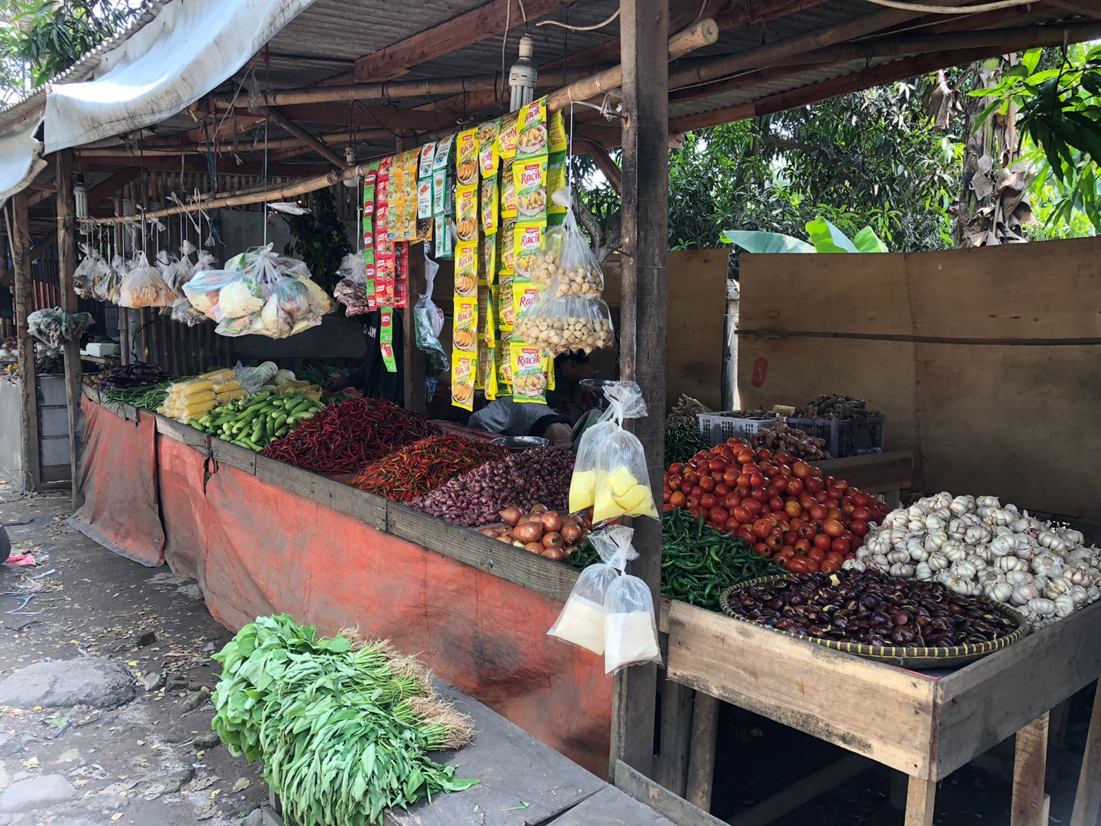 	Pedagang saat merapihkan berbagai jenis sayur-sayuran yang berlokasi di Pasar Sentiong, Kecamatan Balaraja, Kabupaten Tangerang, Rabu 1 September 2021.